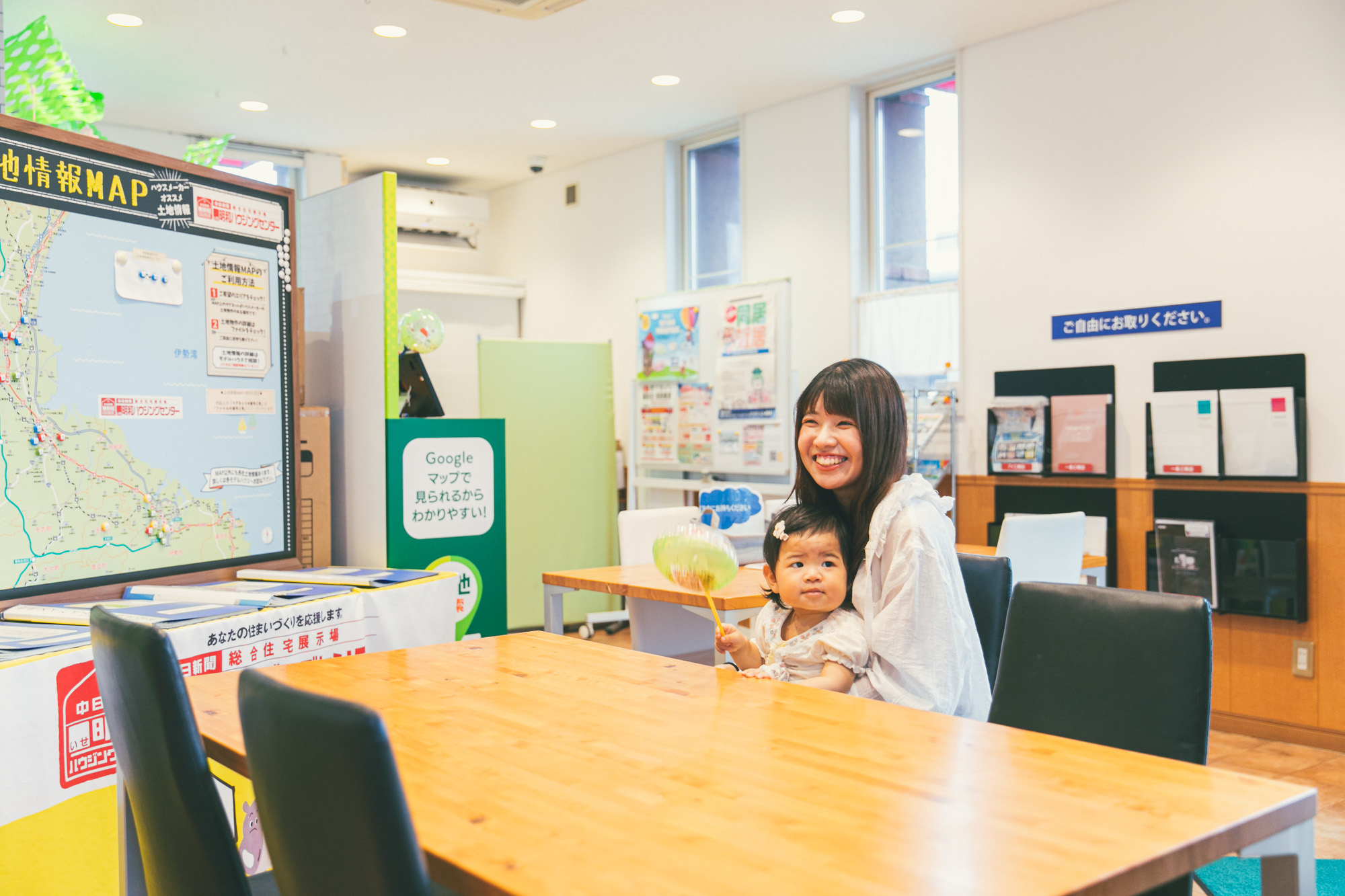 親子がモデルハウスのリビングを見学している様子