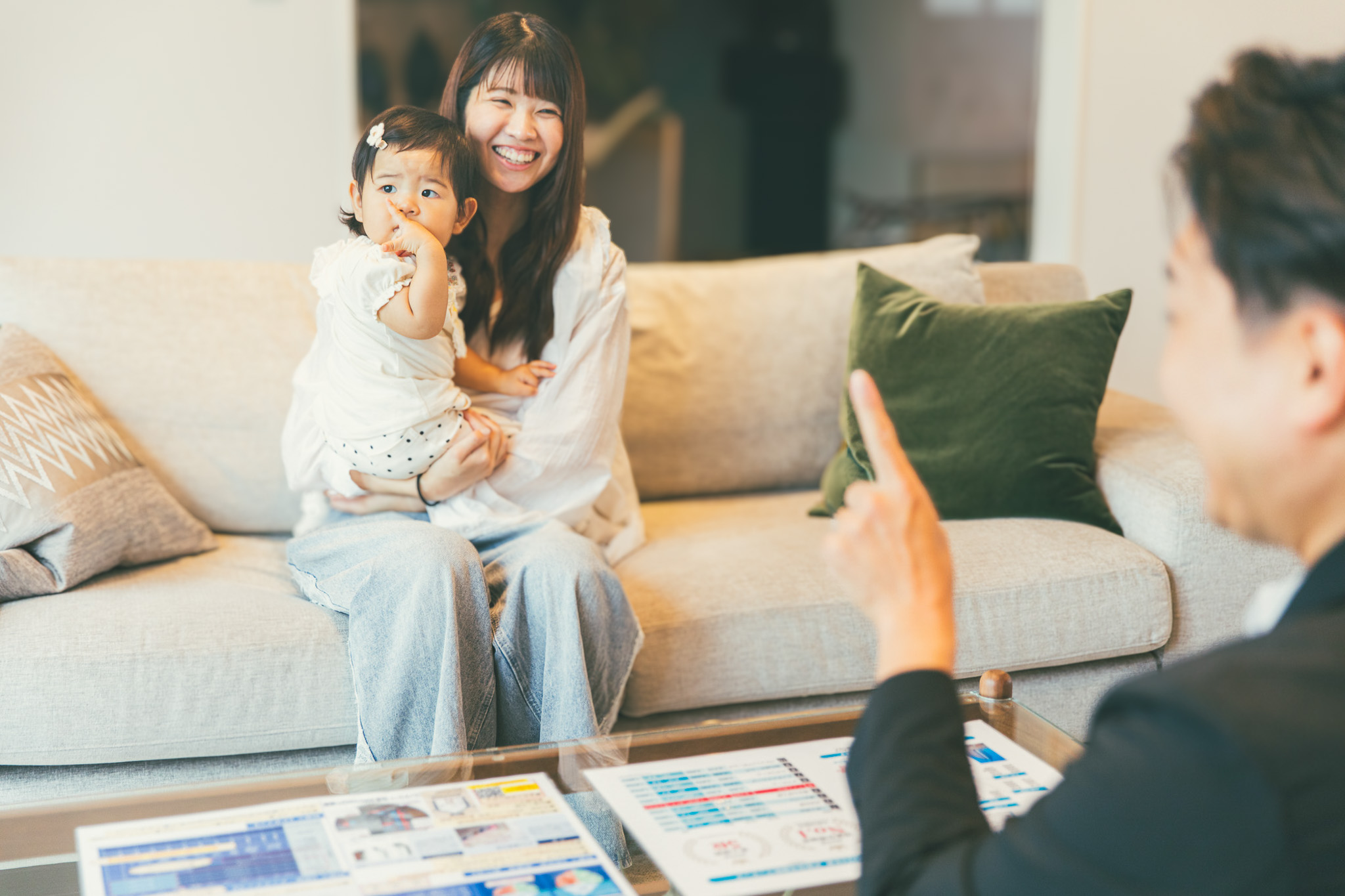 親子がモデルハウスを見学している様子