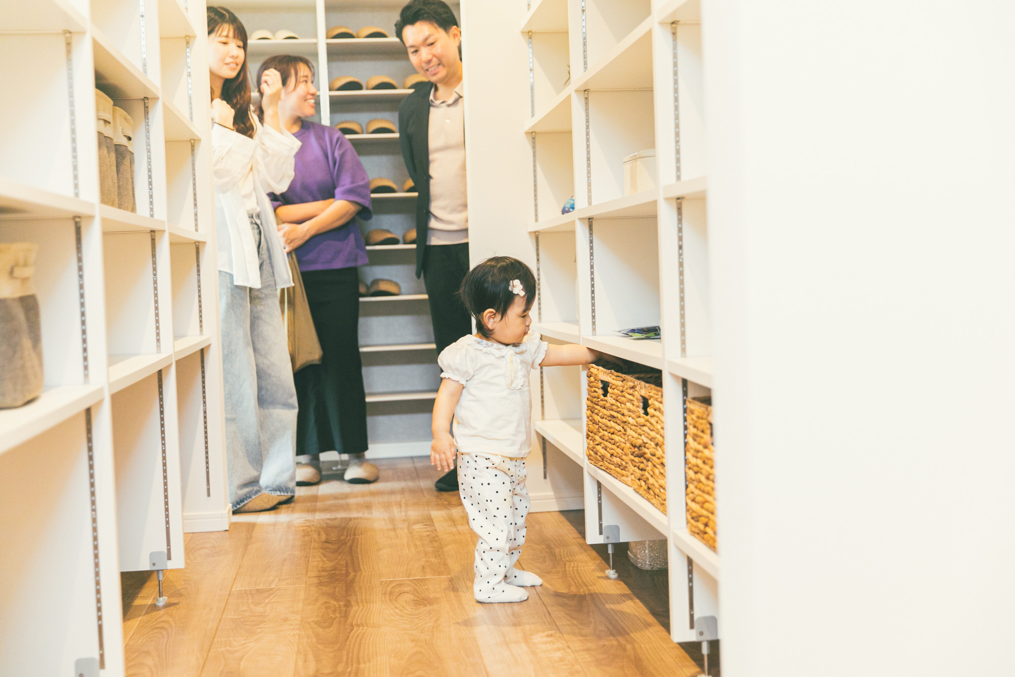 親子がモデルハウスの収納まわりを見学している様子